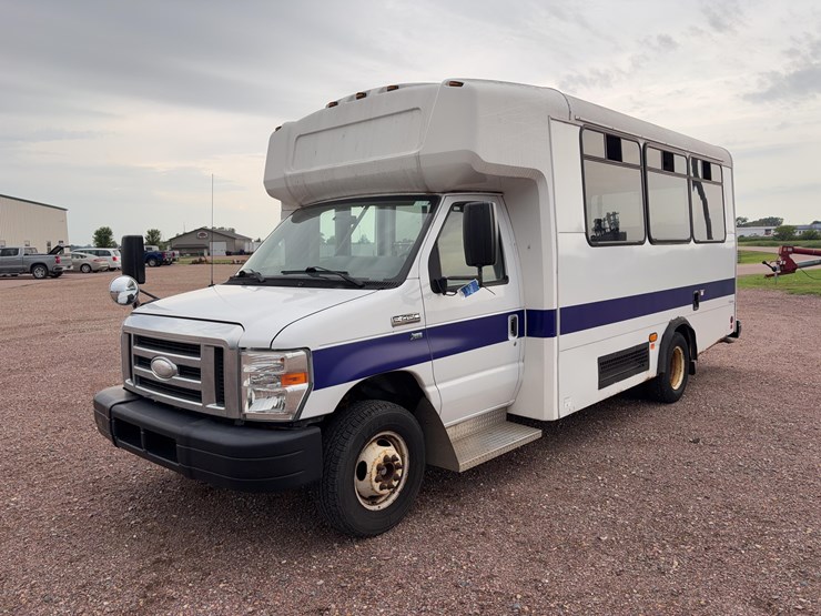 2015-champion-bus-inc.-ch230rl-mini-bus-image-1