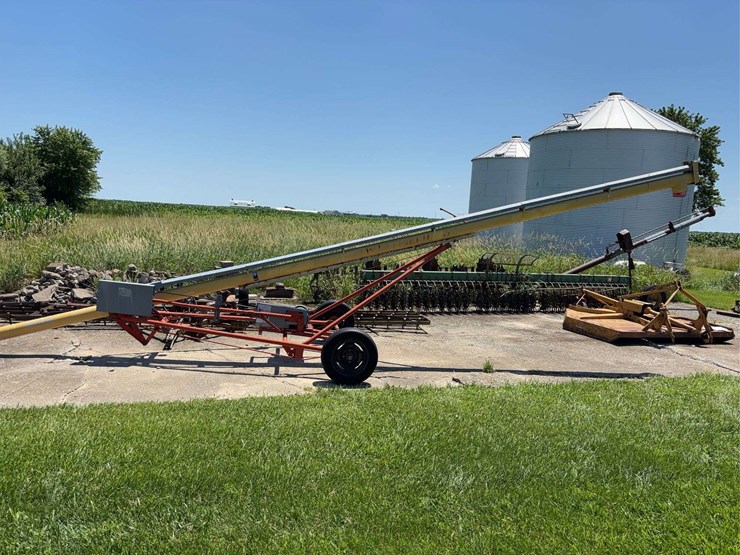 westfield-electric-6'-31'-grain-auger-with-motor-and-wheeled-carriage-image-1
