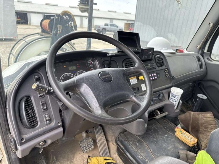 2013-freightliner-114sd-image-26