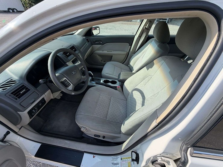 2011-ford-fusion-4-door-sedan-(63,841-miles)-image-9