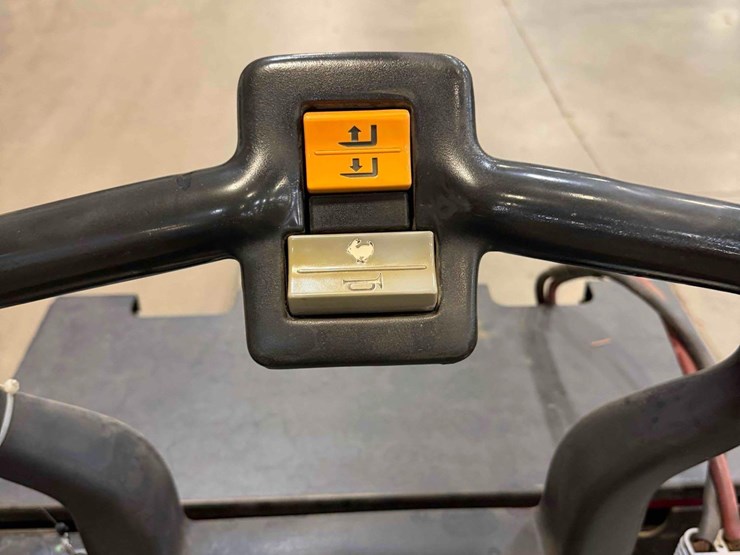 electric-pallet-jack-image-10