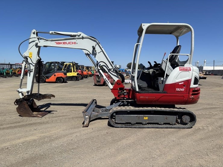 2022-takeuchi-tb240-image-5