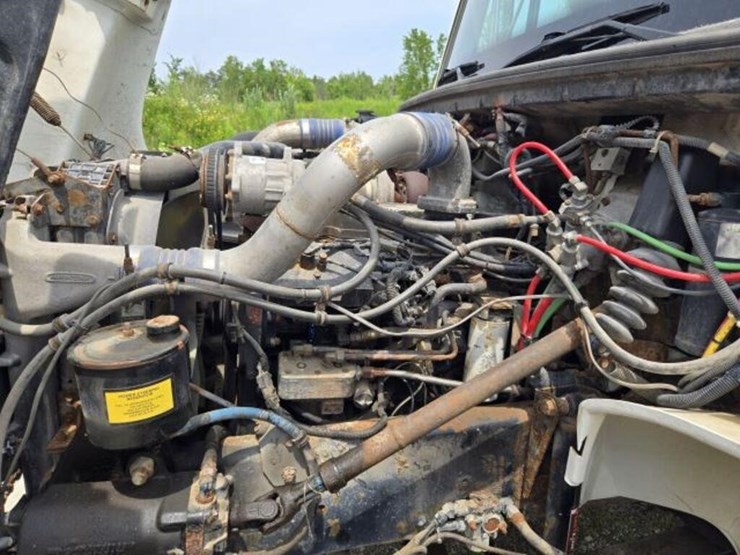 2000-freightliner-fl80-image-38