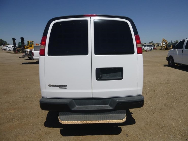 2013-chevrolet-3500-image-19