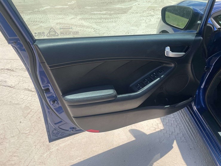 2017-kia-forte-4-door-sedan-(174,799-miles)-image-9