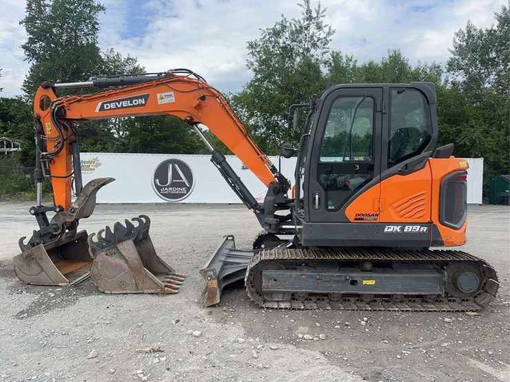 2023-develon-dx89r-excavator-with-2-buckets-image-8
