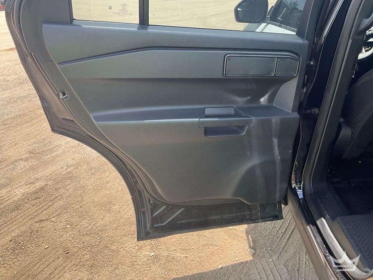 2020-ford-explorer-image-19