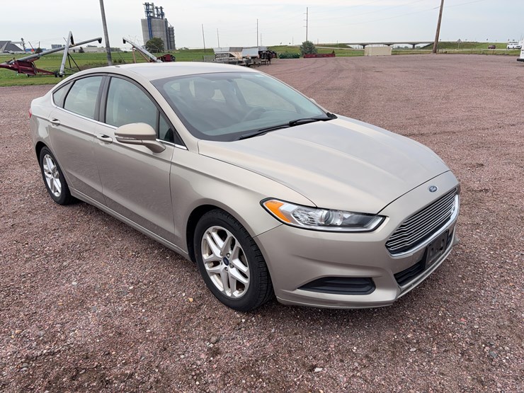 2015-ford-fusion-se-image-3