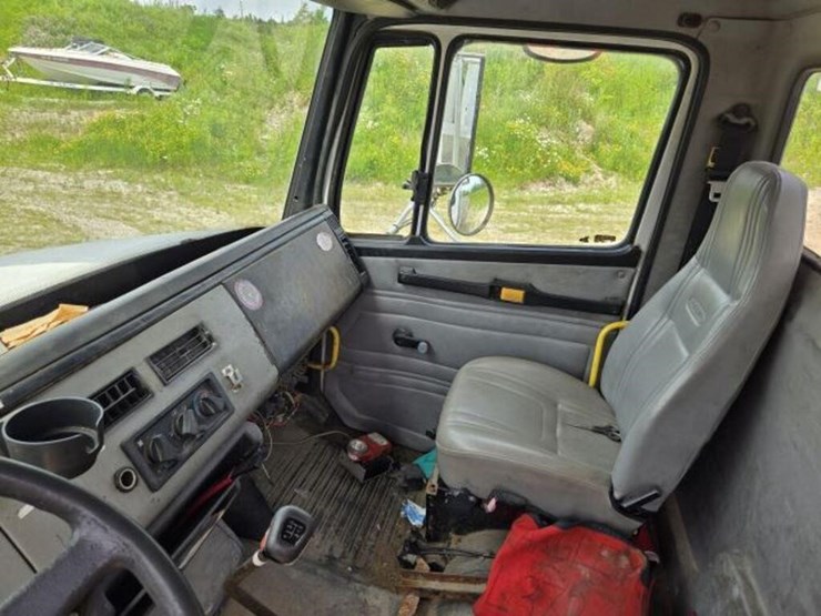 2000-freightliner-fl80-image-33