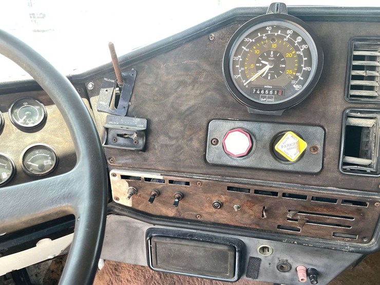 1988-freightliner-flc112-image-13