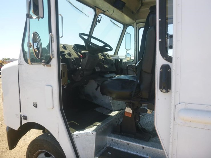 2012-freightliner-mt55-image-11