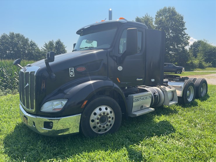 2017-peterbuilt-567-model-image-1