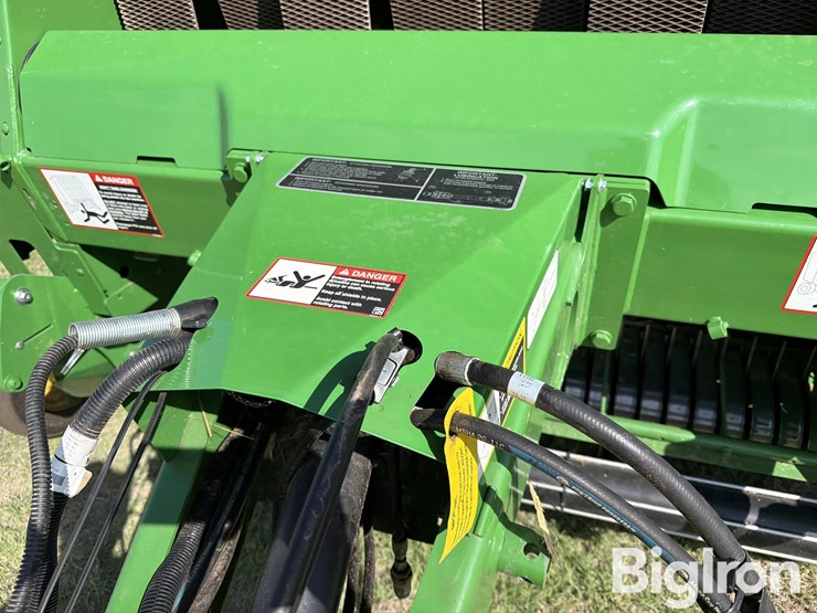 2022-john-deere-560m-image-9