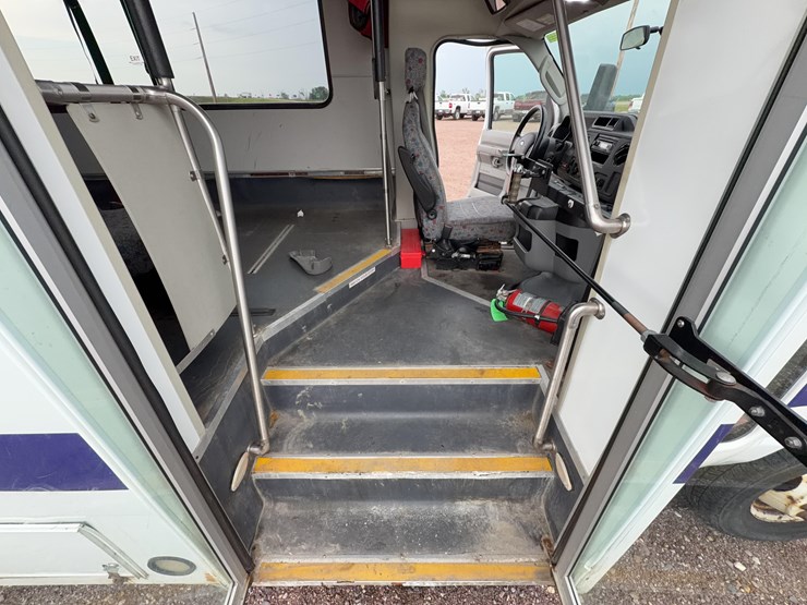 2015-champion-bus-inc.-ch230rl-mini-bus-image-20