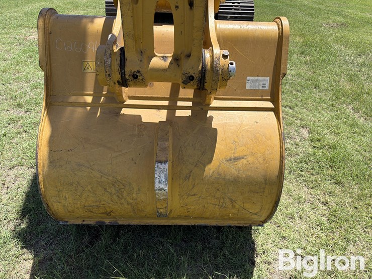 2024-caterpillar-320-image-12