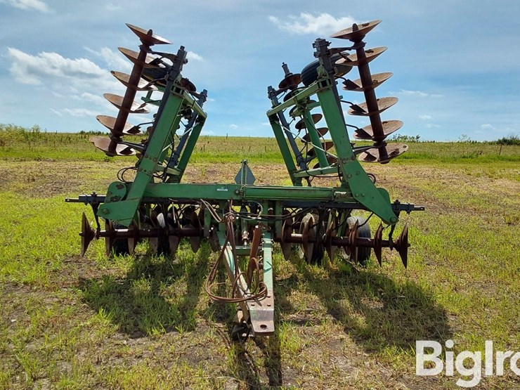 john-deere-330-image-2