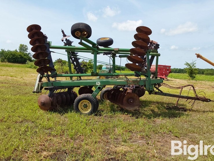 john-deere-330-image-4