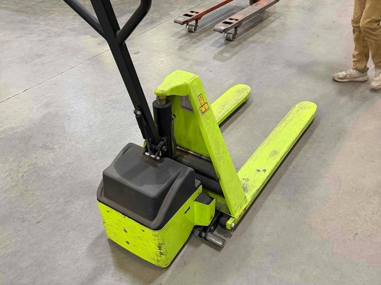 manual-pallet-jack-image-2
