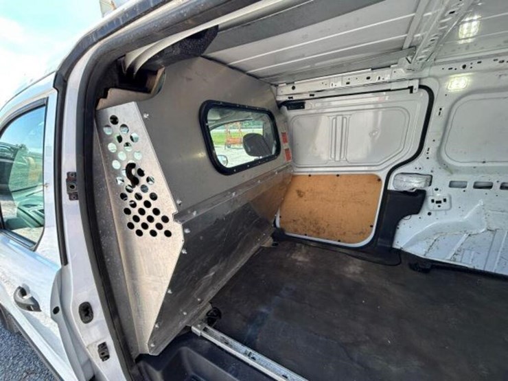 2015-ford-cargo-image-19