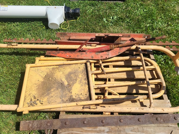 foremost-palpation-cage,-(2)-sets-of-3"-sickle-sections-on-shafts,-metal-image-7