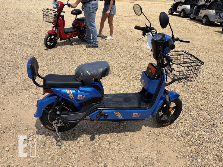 2026-blue-electric-moped-image-4
