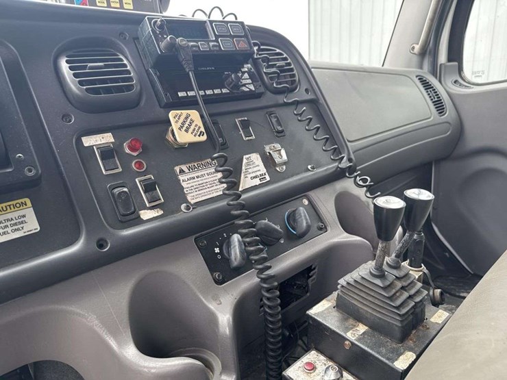 2010-freightliner-roll-off-truck-image-14