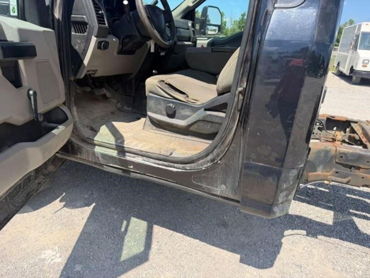 2016-ford-f550-xl-image-15