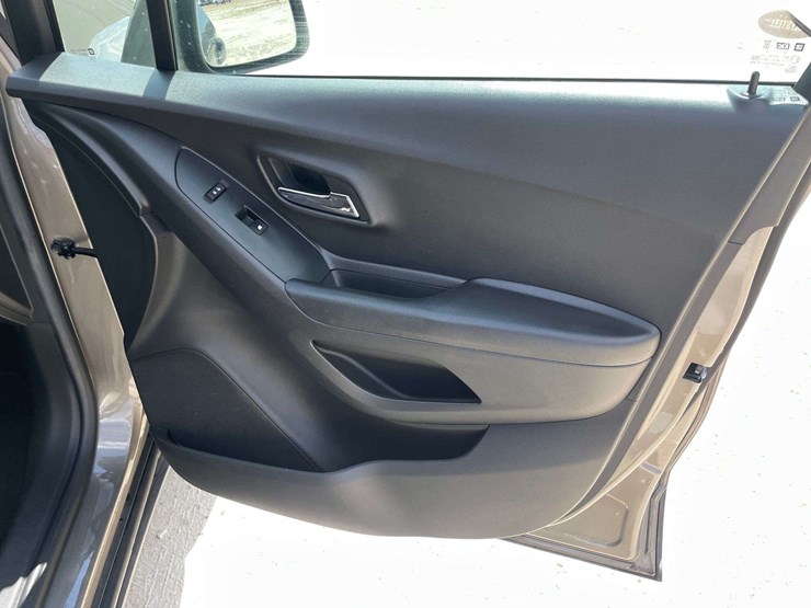 2021-chevrolet-trax-4-door-mpv-(169,929-miles)-image-17