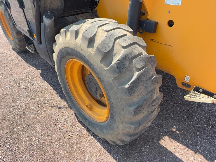 2011-jcb-510-56-image-37