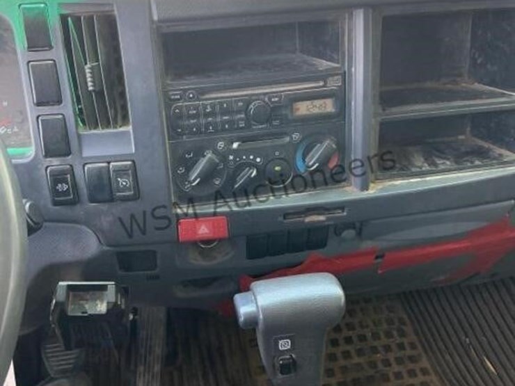 2014-isuzu-npr-image-21