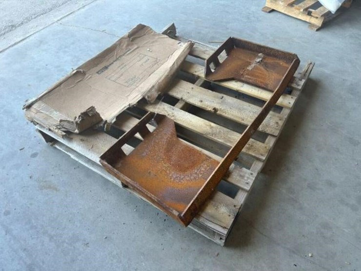 unused-q/c-skid-steer-mount-plate-image-2