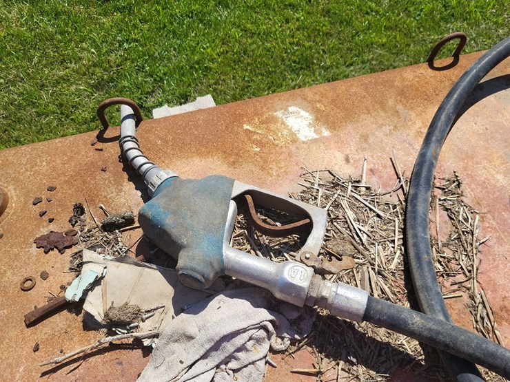 gas-tank-w/hand-pump,-hose-and-nozzle-image-8