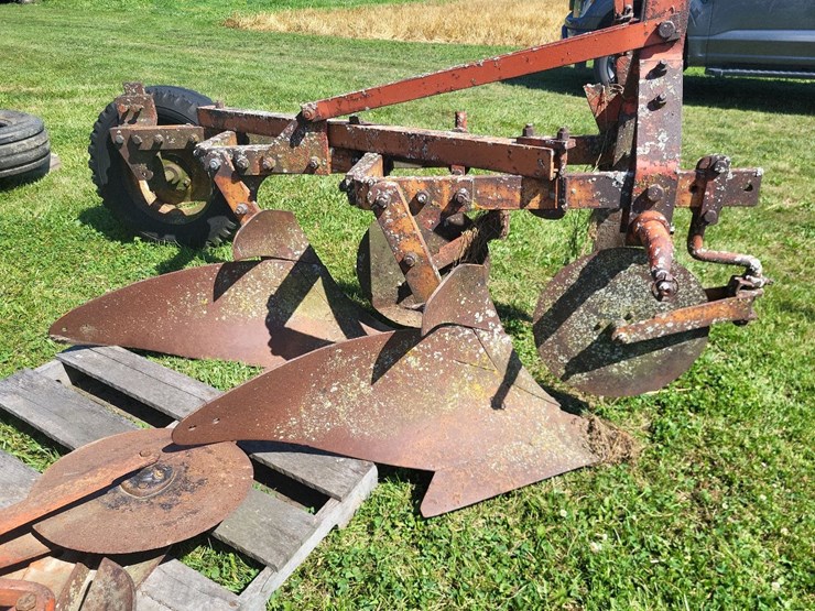 allis-chalmers-3-bottom-3pt-hitch-moldboard-plow-w/coulters-image-10