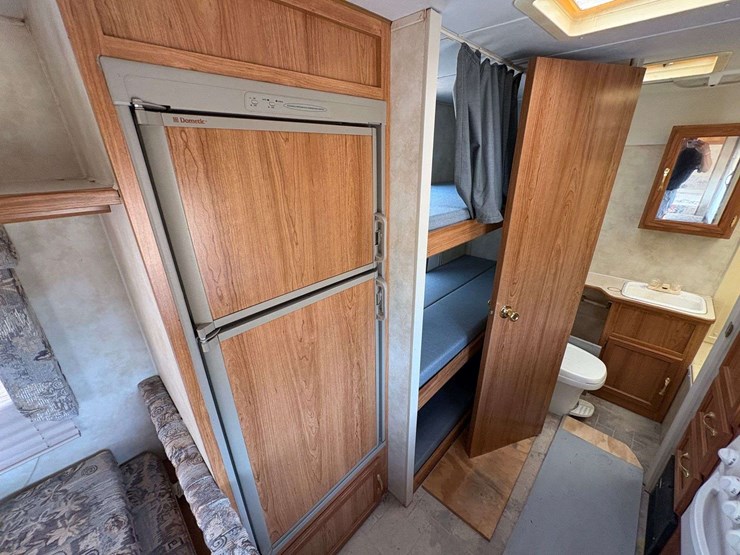 2004-palomino-"thoroughbred"-travel-trailer-image-17