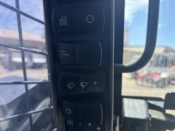 2021-new-holland-l328-image-41