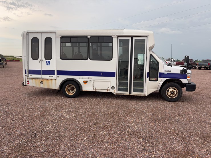 2015-champion-bus-inc.-ch230rl-mini-bus-image-4