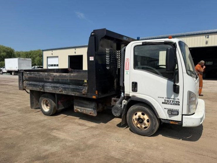 2015-isuzu-npr-image-3