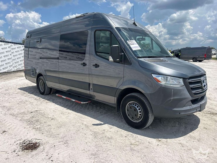 2021-mercedes-benz-sprinter-4500-image-2