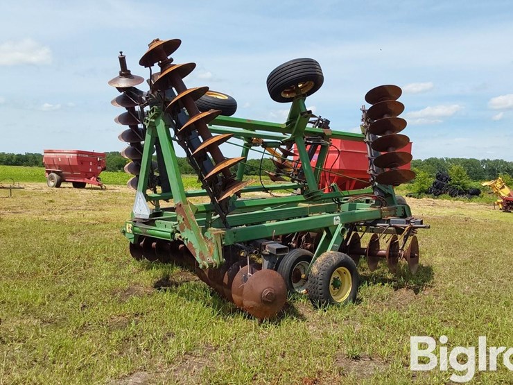 john-deere-330-image-5