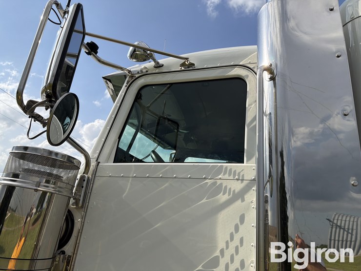2015-peterbilt-388-image-17