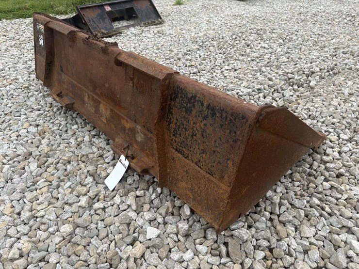 john-deere-c76-quick-attach-bucket-image-3