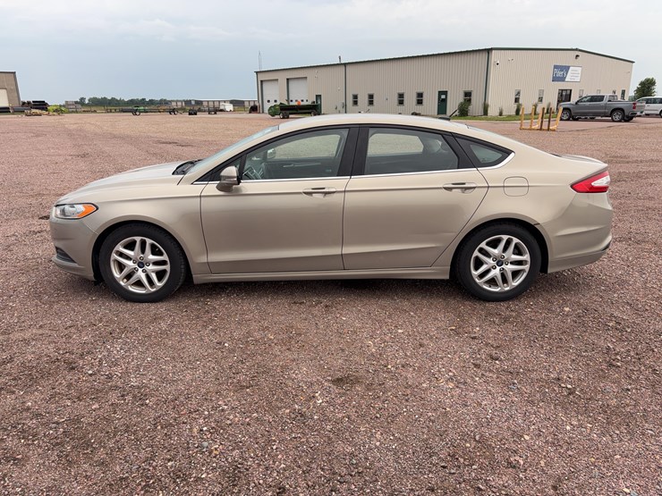 2015-ford-fusion-se-image-8