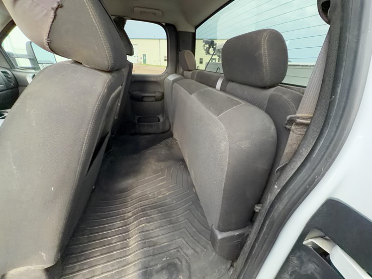 2011-chevrolet-silverado-2500-image-27