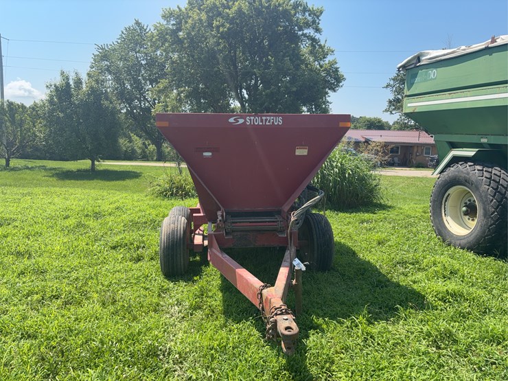 stoltzfus-red-hawk-50-fertilizer-buggy.-image-8