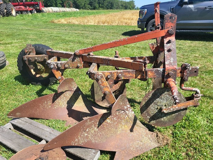 allis-chalmers-3-bottom-3pt-hitch-moldboard-plow-w/coulters-image-11