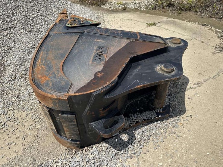 24-inch-tooth-bucket-attachment-image-1