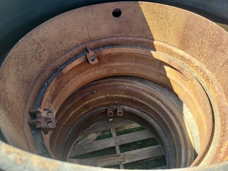 (1)-pair-of-18.4-34-t-rail-duals-and-(1)-18.4-34-tire-image-7