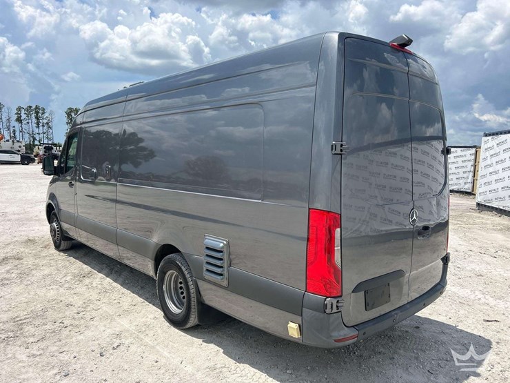 2021-mercedes-benz-sprinter-4500-image-4
