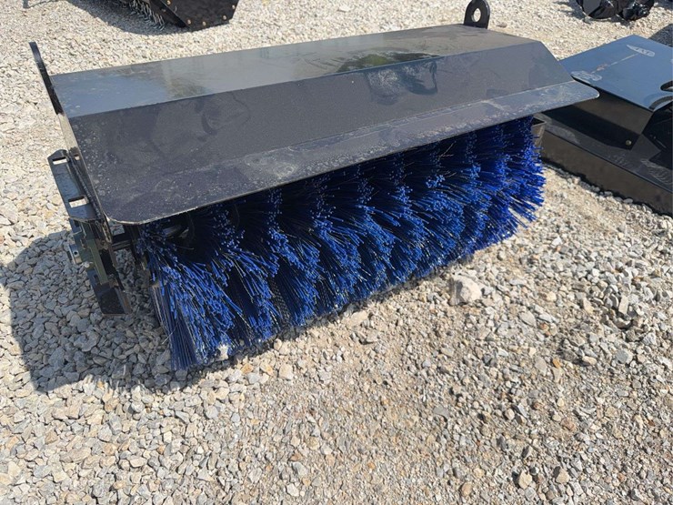 37”-hydraulic-rotary-broom-attachment-for-mini-skid-steer-image-5