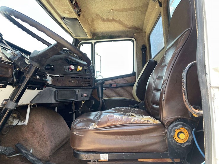 1988-freightliner-flc112-image-10